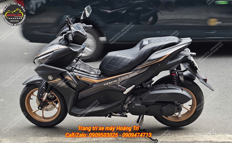 Toàn cảnh xe NVX màu đen mờ sau khi đã lắp cặp phuộc YSS Thái Lan xịn sò