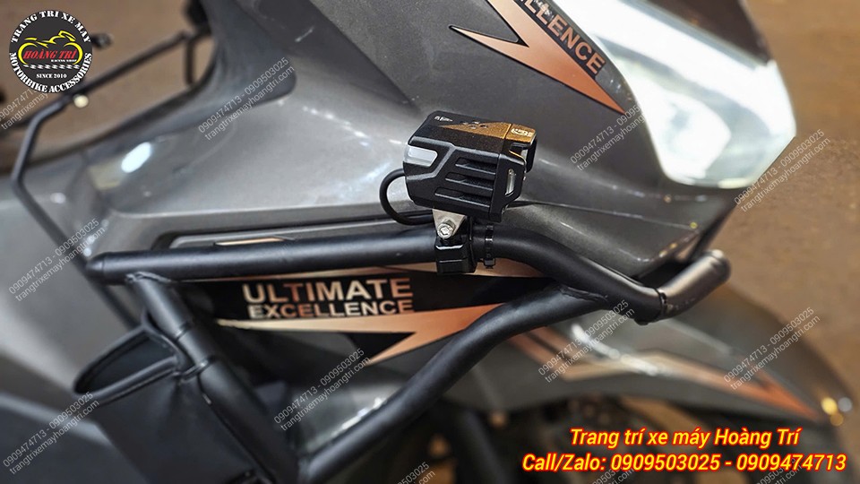 Cận cảnh đèn trợ sáng nhỏ gọn gắn trên khung chống đổ PCX 160, cải thiện tầm nhìn ban đêm