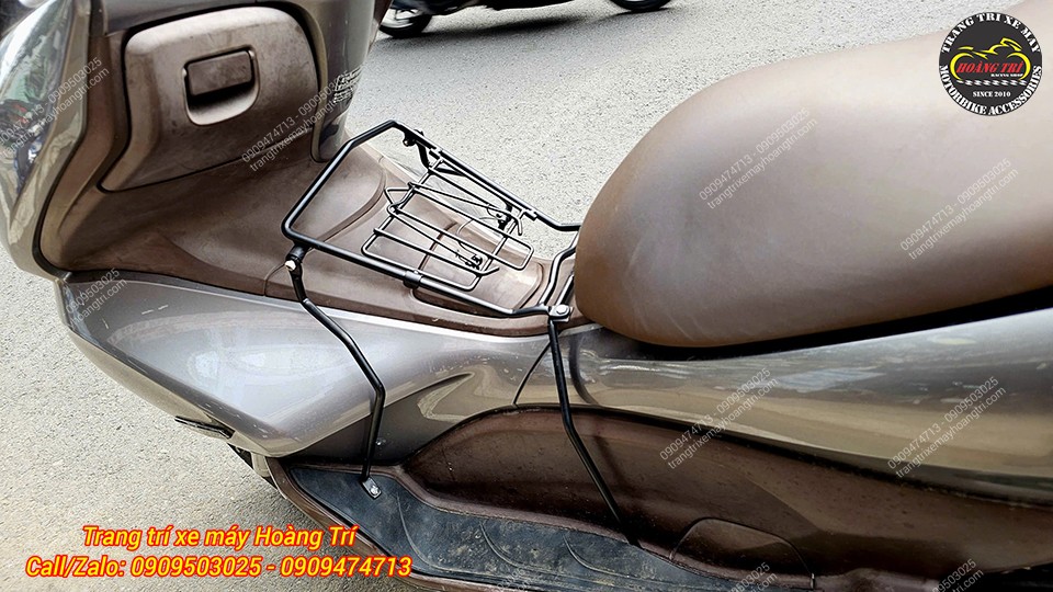 Cận cảnh baga giữa PCX 2010 chất liệu sắt dày 10 ly, sơn đen bền đẹp, lắp chắc chắn