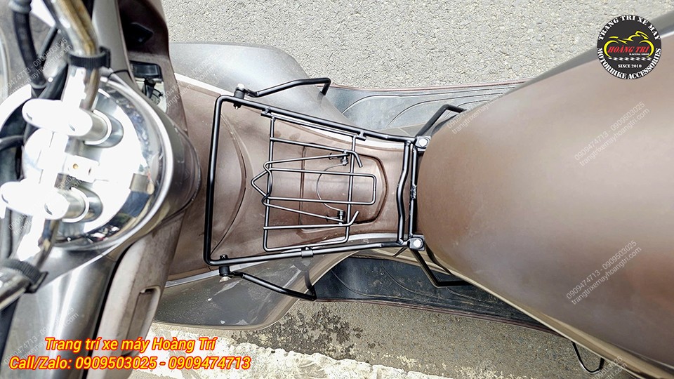Chi tiết baga giữa PCX 2010 liên kết khung xe chắc chắn, phù hợp chở balo, túi xách