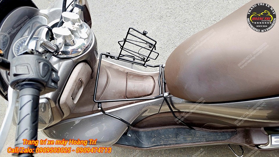 Baga giữa PCX 2010 có thể gập mở linh hoạt, tiện lợi khi không ảnh hưởng đến việc đổ xăng