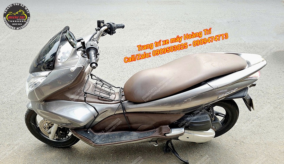 Góc chụp tổng thể xe PCX 2010 sau khi lắp baga giữa, tăng tính tiện dụng và thẩm mỹ