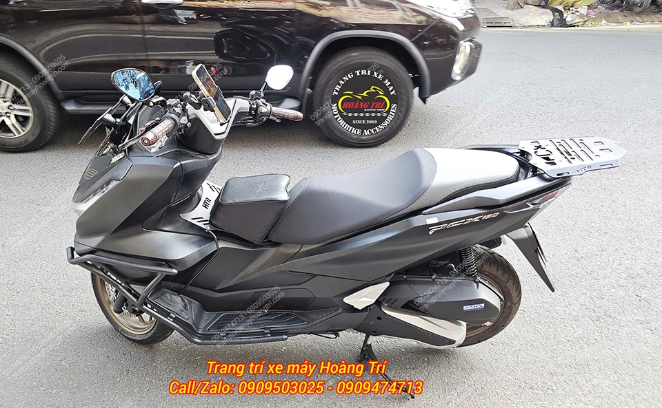 Toàn cảnh xe PCX 160 với baga giữa, nệm yên em bé và khung bảo vệ, phụ kiện đồng bộ đẹp mắt