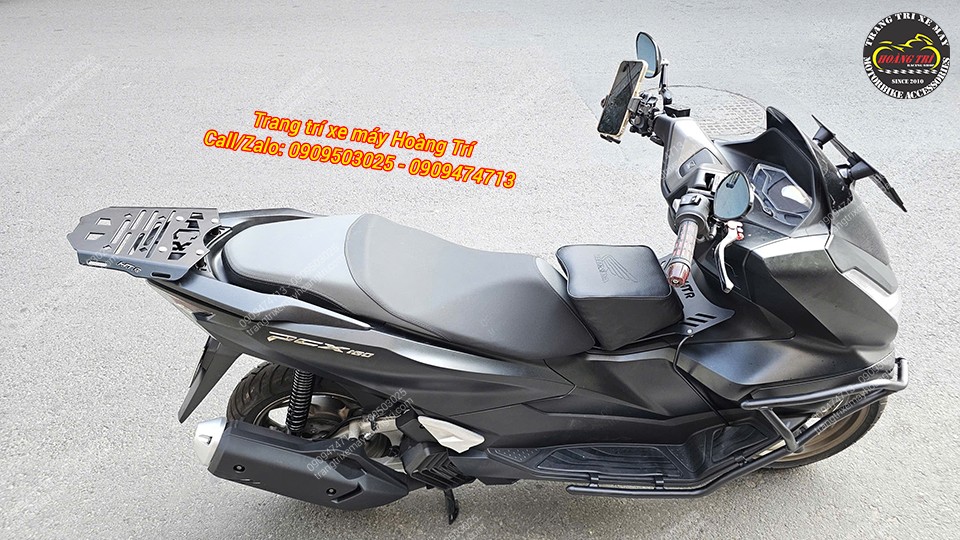 Tổng thể chiếc PCX 160 với combo 2 món baga giữa và nệm yên em bé mang đến tiện ích lớn cho xe