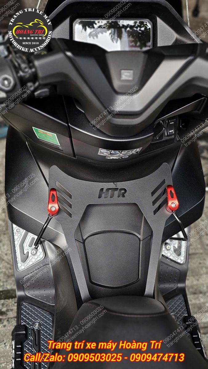 Cận cảnh baga giữa PCX 160 CNC khắc logo HTR, thiết kế gọn gàng, hoàn thiện sắc sảo