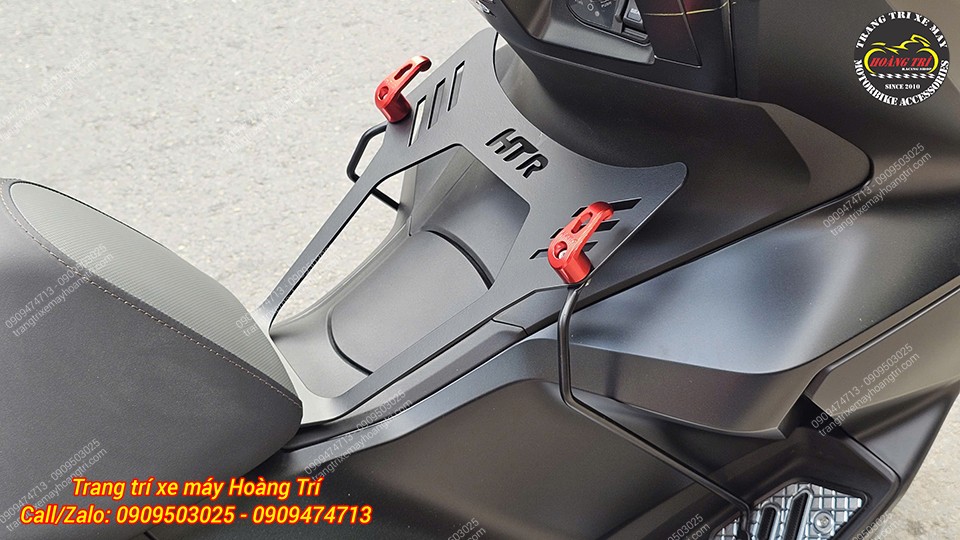 Anh khách còn trang bị cùng với móc treo đồ nhôm CNC cho baga giữa PCX 160