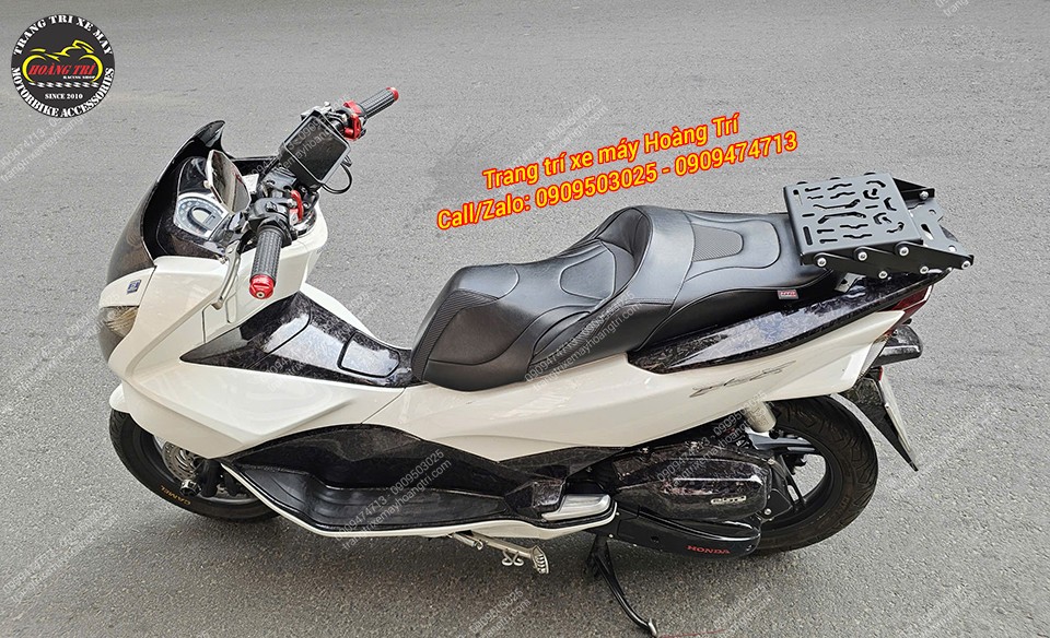 Xe PCX màu trắng gắn baga trượt cùng chiếc thùng sau, sẵn sàng cho những chuyến đi dài