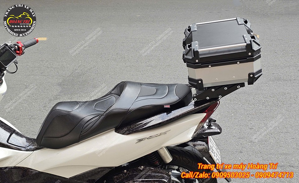 Baga trượt PCX được lắp thùng sau vuông 28 lít màu bạc, đảm bảo sự chắc chắn và tiện dụng