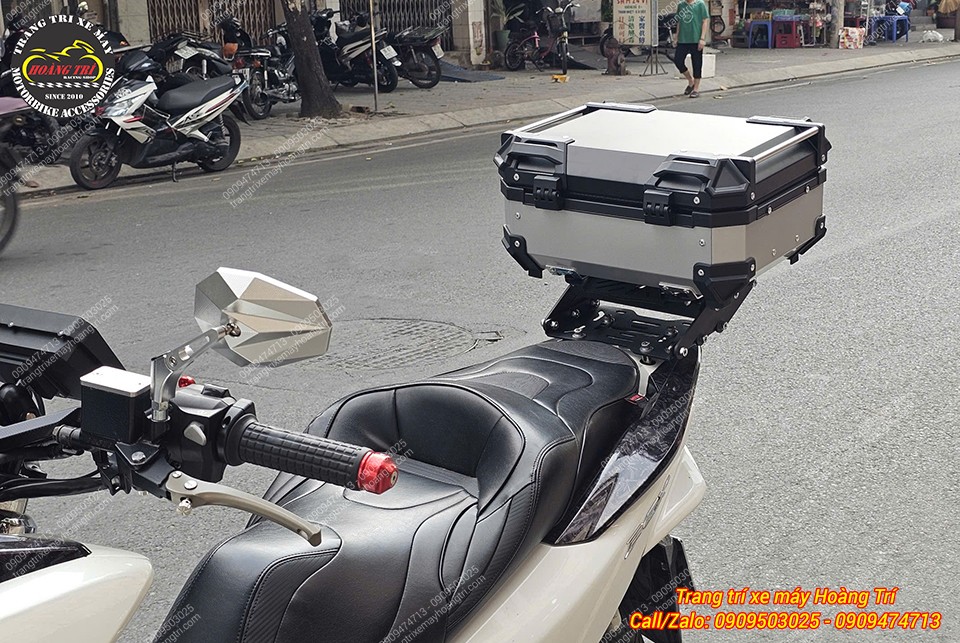 Chiếc thùng nhôm được lắp đặt chắc chắn và không rung lắc khi di chuyển nhanh