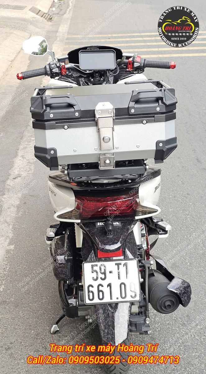 Góc nhìn trực diện phía sau xe PCX, thùng nhôm FRX cân đối trên baga trượt PCX