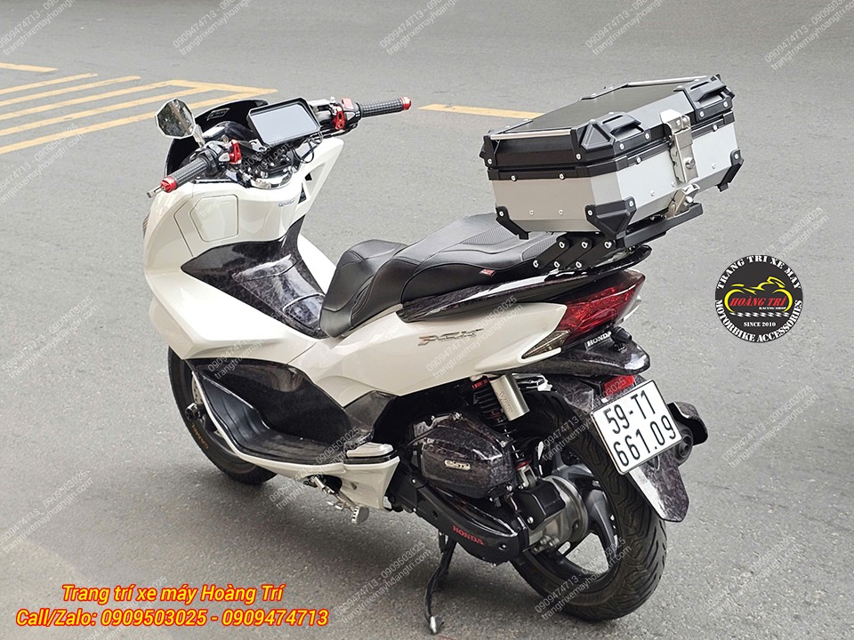 Vẻ ngoài mạnh mẽ khi được trang bị baga trượt PCX cùng thùng nhôm