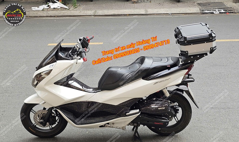 Góc nhìn tổng thể xe PCX với thùng nhôm phía sau tạo nên không gian chứa đồ rộng rãi hơn