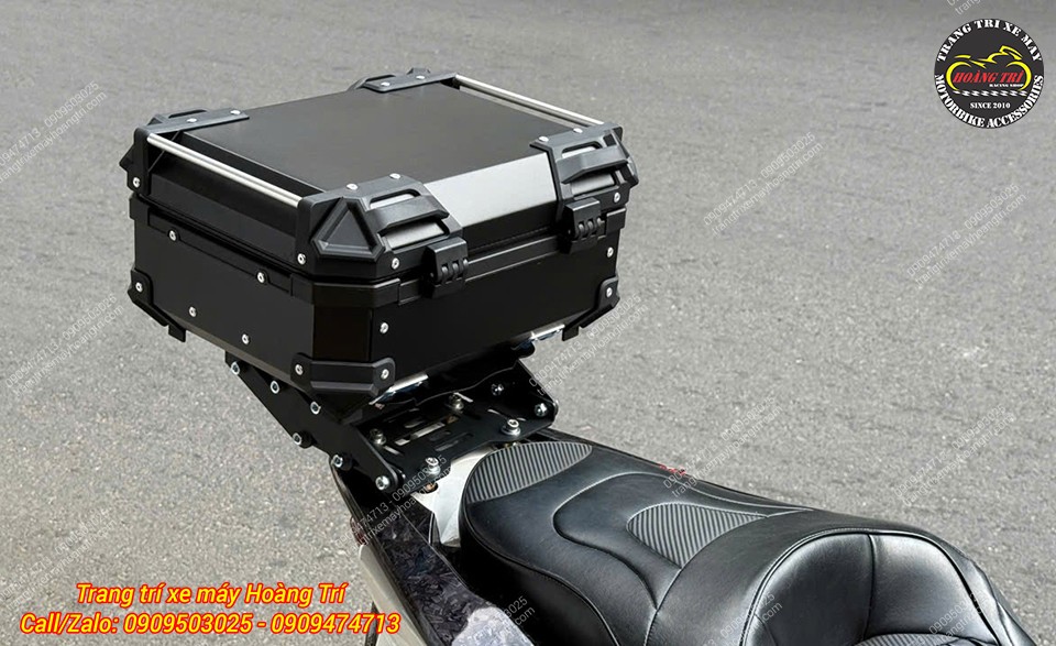 Thùng nhôm màu đen cũng rất phù hợp với chiếc baga trượt PCX cùng tông màu