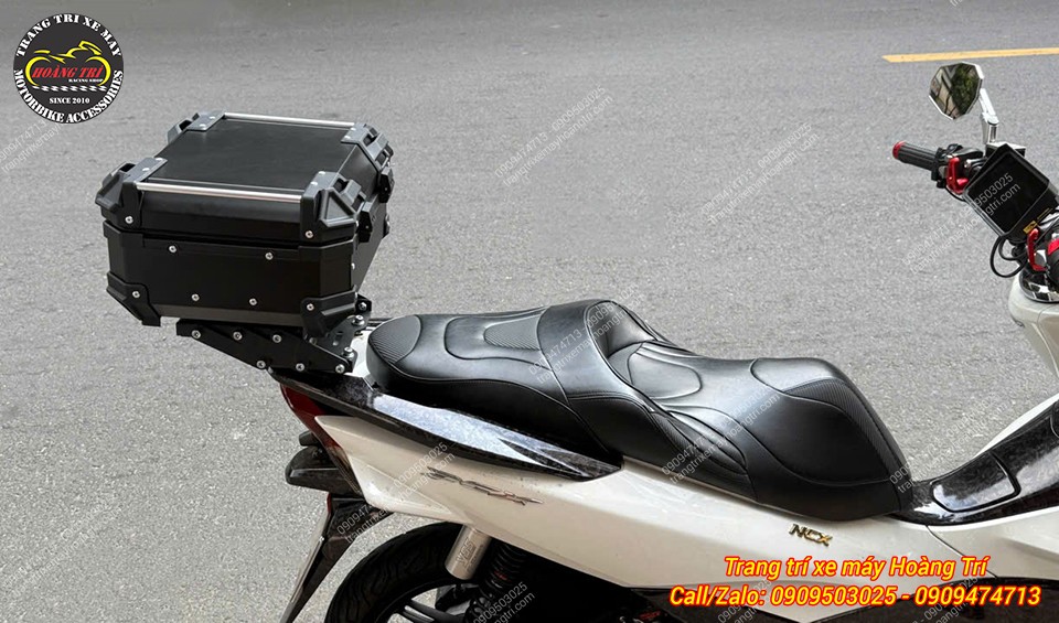 Cận cảnh yên xe PCX và thùng FRX gắn trên baga trượt, sự kết hợp hoàn hảo với màu sắc đồng bộ