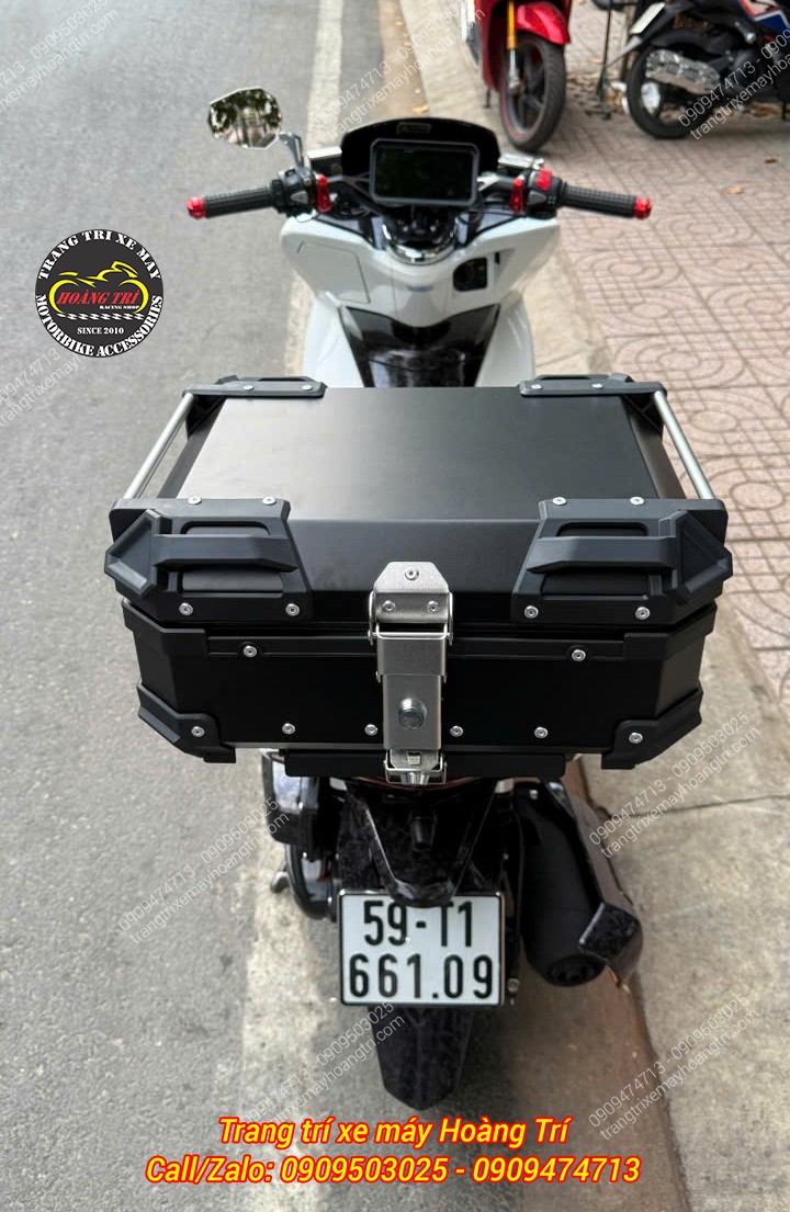 Góc nhìn trực diện từ phía sau thùng FRX 28 lít đủ nhu cầu đi phượt gần