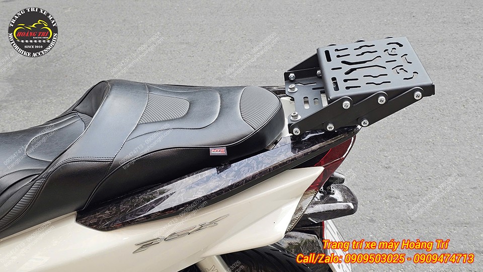 Baga trượt PCX ở tư thế đẩy lên, tiện lợi cho việc lắp thùng Givi hoặc chứa đồ