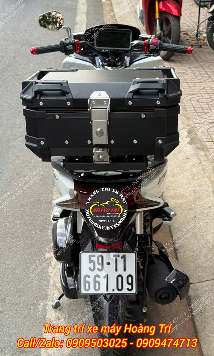 Thùng nhôm có khóa giúp bảo quản các vật dụng bên trong khi lắp đặt