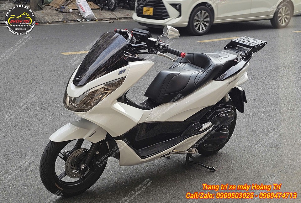 Toàn cảnh xe PCX màu trắng gắn baga trượt sau, tổng thể hài hòa và phong cách