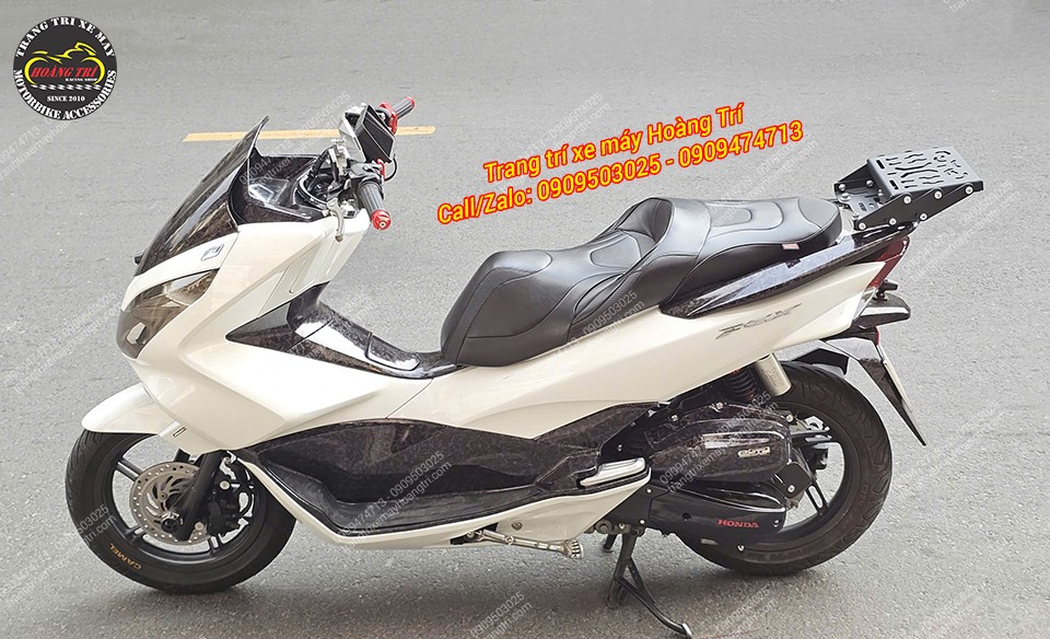 Góc nhìn bên hông xe PCX, thể hiện rõ tính năng trượt linh hoạt của baga