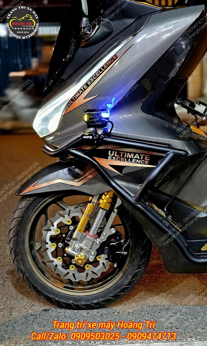 Toàn cảnh dàn chân trước với nhiều phụ kiện: phuộc USD Kingham, đĩa NCL, khung bảo vệ và đèn trợ sáng