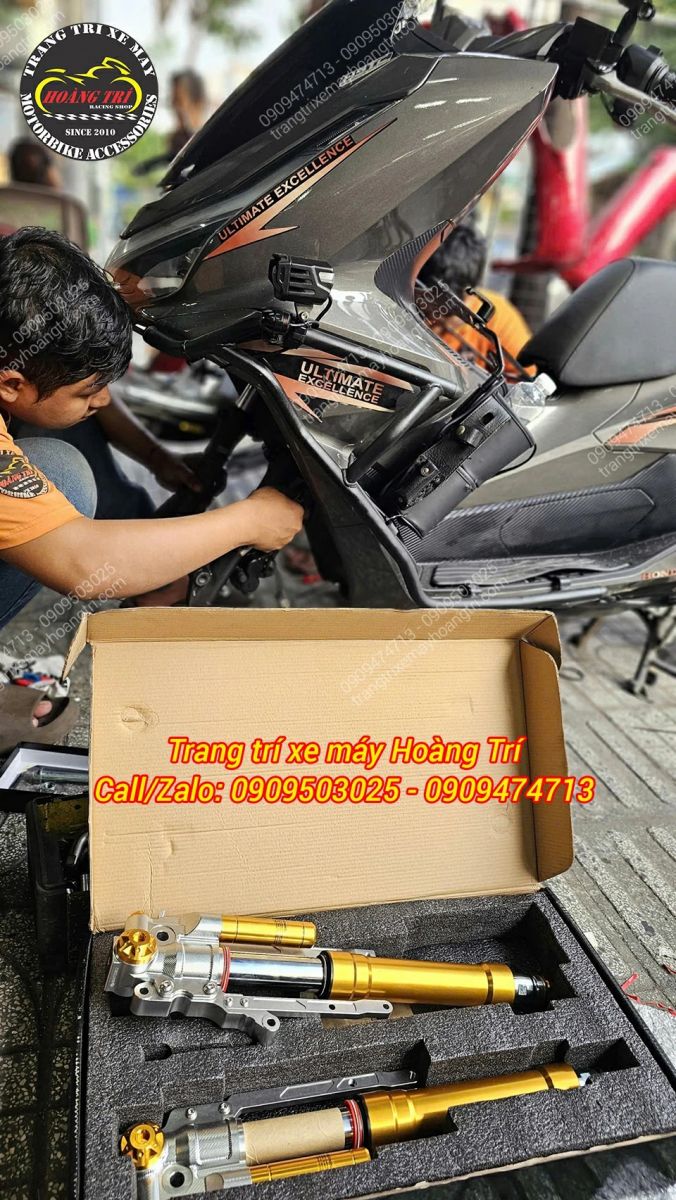 Nhân viên Hoàng Trí Shop tiến hành lắp đặt phuộc Upside Down Kingham cho xe PCX 160