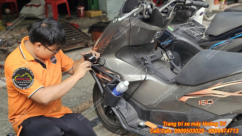 Thợ Hoàng Trí Shop tiến hành lắp đèn trợ sáng Kewig K12 cho PCX 160 cẩn thận