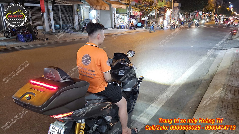 So sánh hai chế độ chiếu sáng Kewig K12: vàng phá sương và trắng rõ nét