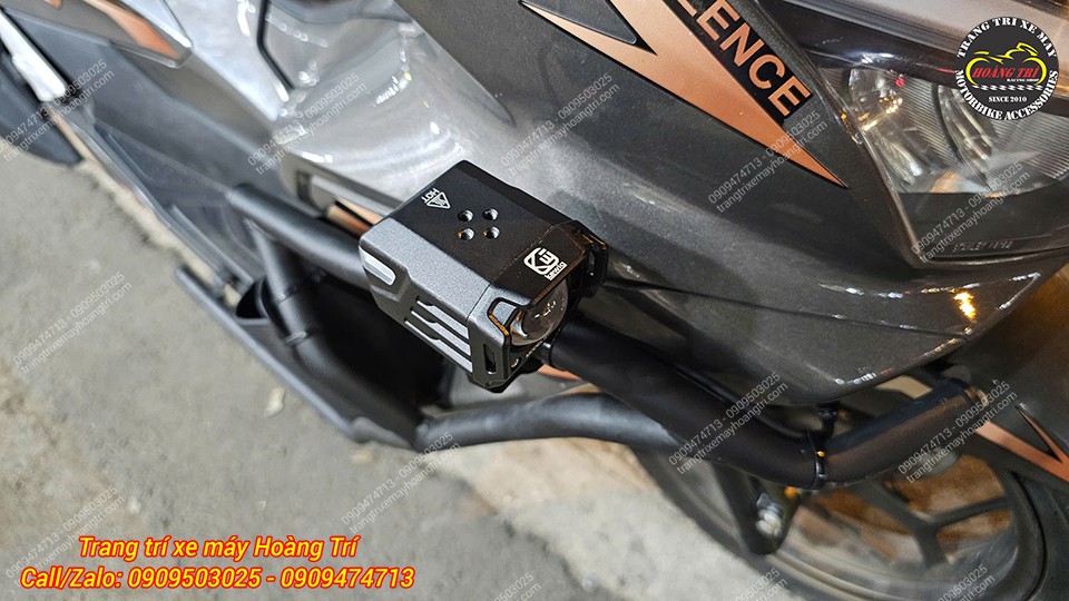 Cận cảnh đèn trợ sáng Kewig K12 gắn gọn gàng trên khung bảo vệ PCX 160