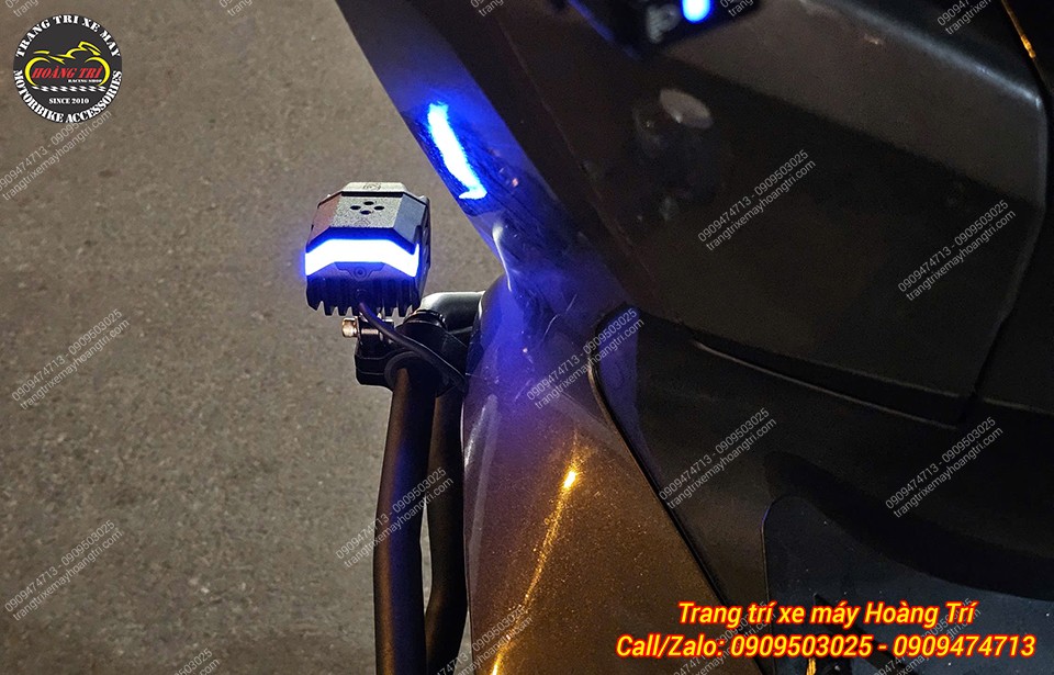 Ánh sáng xanh định vị nổi bật của đèn Kewig K12 khi được bật sáng