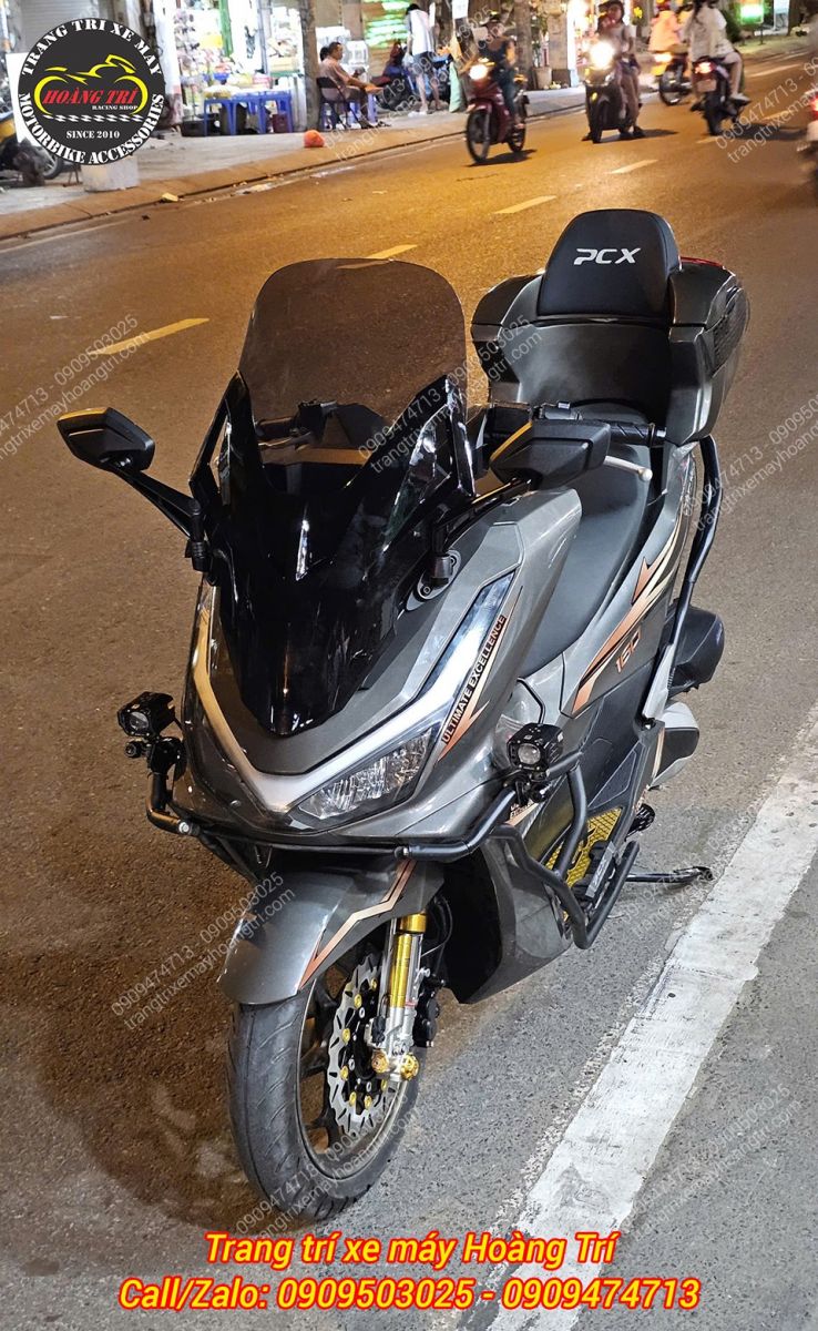 Toàn cảnh PCX 160 buổi tối với cặp đèn trợ sáng Kewig K12 mới trang bị