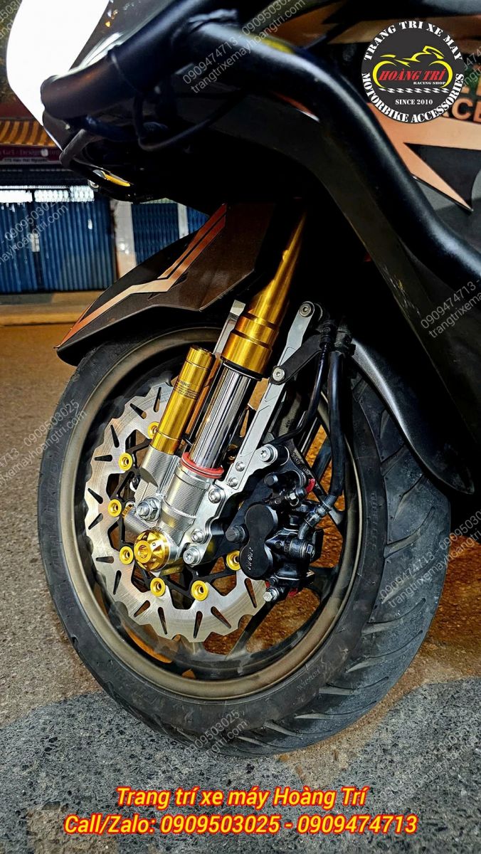 Hệ thống phanh trước PCX 160 nổi bật với đĩa kiểu lồng NCL và phuộc Kingham màu vàng