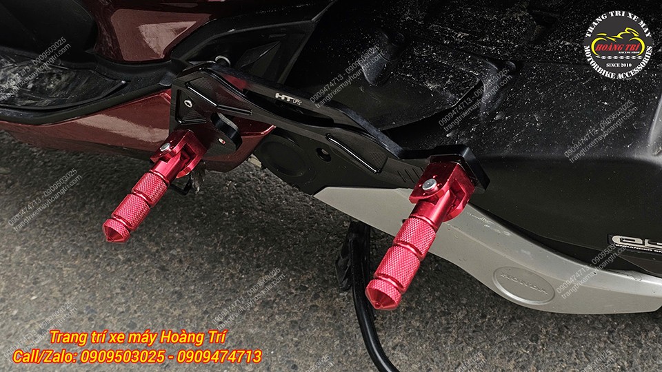 Cận cảnh gác chân phụ PCX 2018 nhôm CNC màu đỏ, lắp chắc chắn hai bên tiện lợi