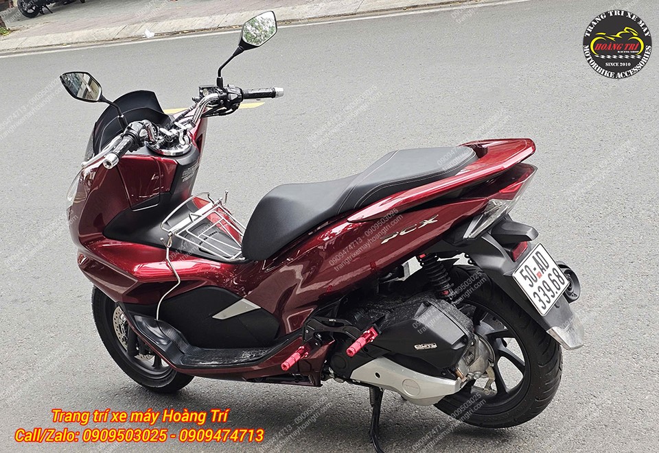 Toàn cảnh Honda PCX 2018 trang bị gác chân phụ, tông sẹc tông với màu đỏ nổi bật, hài hòa tổng thể