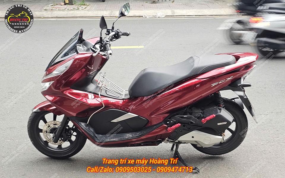 PCX 2018 lắp gác chân phụ HTR, hỗ trợ người ngồi sau có vị trí đặt chân chắc chắn, an toàn