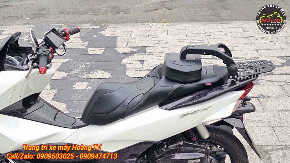 Tựa lưng gấp gọn tiện lợi, lắp đặt trên xe PCX màu trắng với phần đệm mút dày dặn