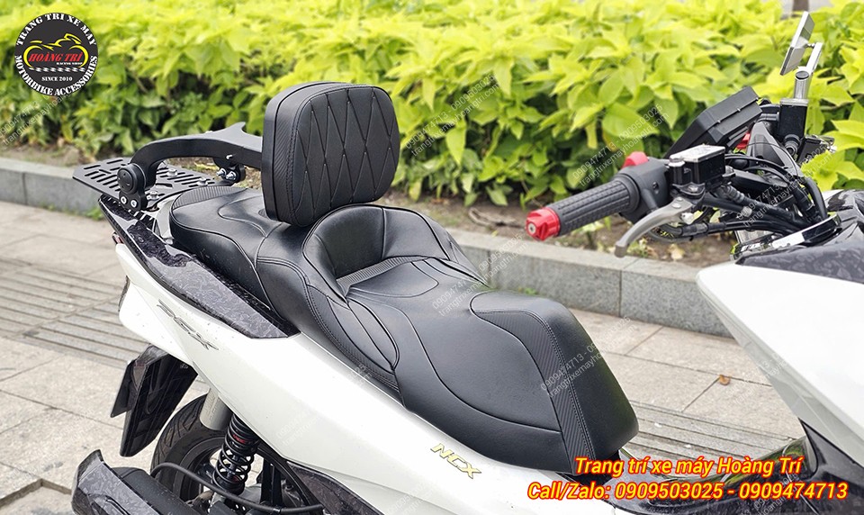 Tựa lưng họa tiết kim cương được gắn phía sau yên xe PCX trắng, mang lại vẻ ngoài thể thao