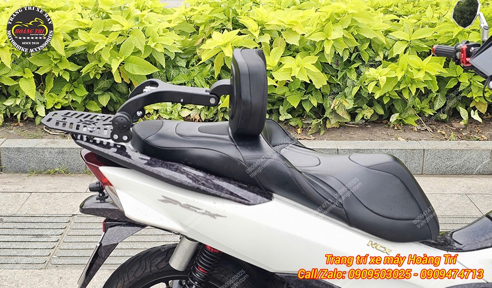 Tựa lưng có thể gập lại được khi lắp lên xe, với thiết kế gập nhẹ tay, dễ dàng và nhanh chóng