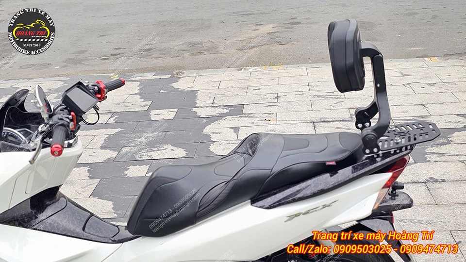 Tựa lưng điều chỉnh ở vị trí cao nhất trên xe PCX, kết hợp với chân đế nhôm CNC phía sau