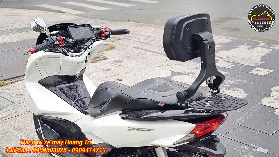 Góc nhìn từ phía sau thể hiện rõ cấu trúc giá đỡ với chất liệu nhôm đúc chắc chắn