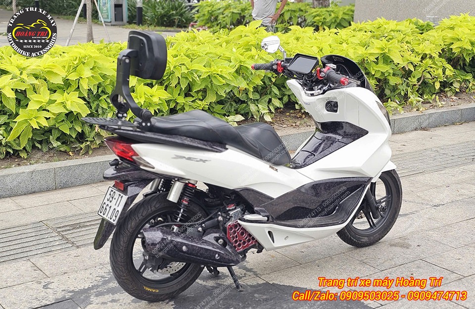 Toàn cảnh xe PCX màu trắng từ phía sau, nổi bật tựa lưng cao và các phụ kiện độ màu đỏ