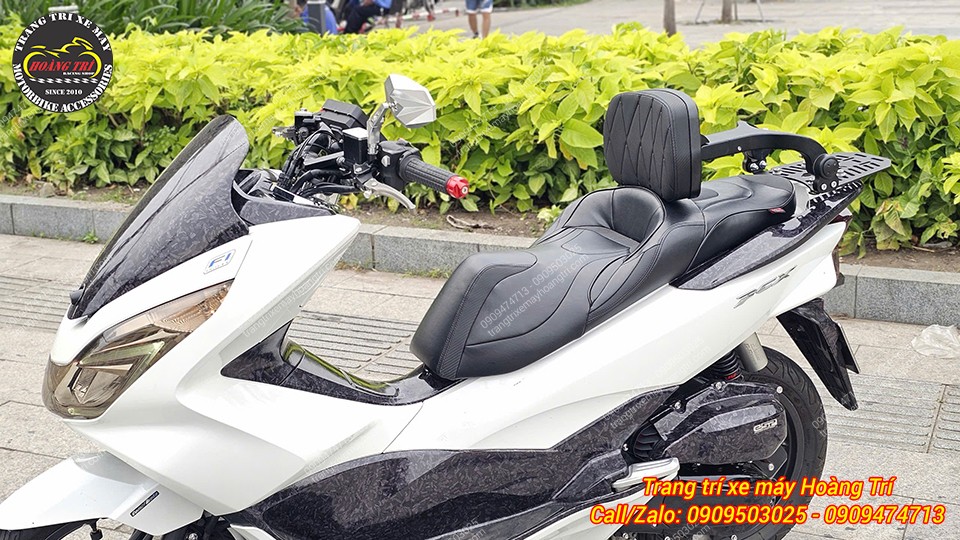 Góc cận cảnh tựa lưng họa tiết kim cương và phần yên xe được bọc da cao cấp