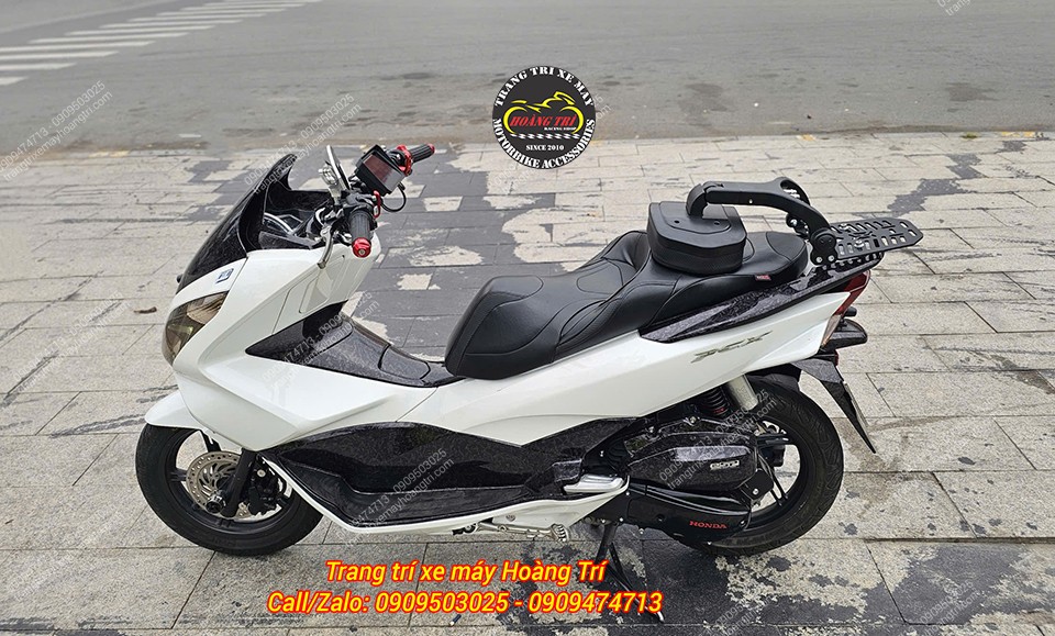 Xe PCX trắng đen với tựa lưng gấp gọn, nhấn mạnh tính tiện dụng và thẩm mỹ