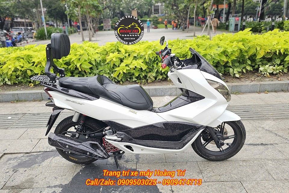 Toàn cảnh xe PCX trắng, tựa lưng được điều chỉnh ở vị trí cao dễ dàng giúp người ngồi sau thoải mái hơn