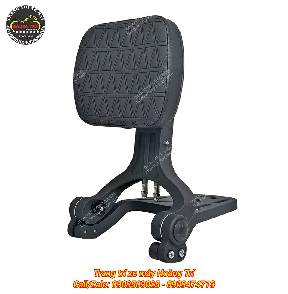 Cận cảnh mẫu tựa lưng đệm tam giác đen, có phần chân đế được thiết kế chắc chắn, màu đen đồng bộ