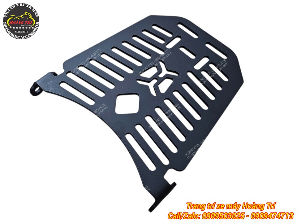 Đế gắn sau xe màu đen, dạng lưới với các thanh ngang song song, dùng để lắp tựa lưng hoặc làm baga