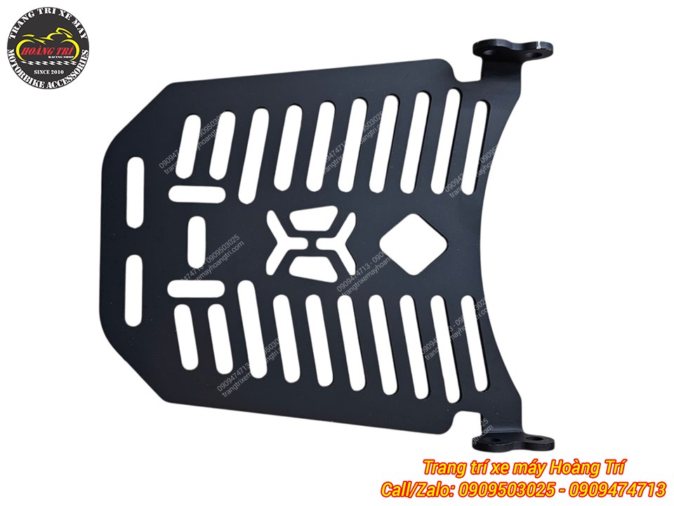 Đế gắn phụ kiện màu đen, mặt lưới với các rãnh dọc giúp bắt ốc lắp đặt cố định trên cản sau xe