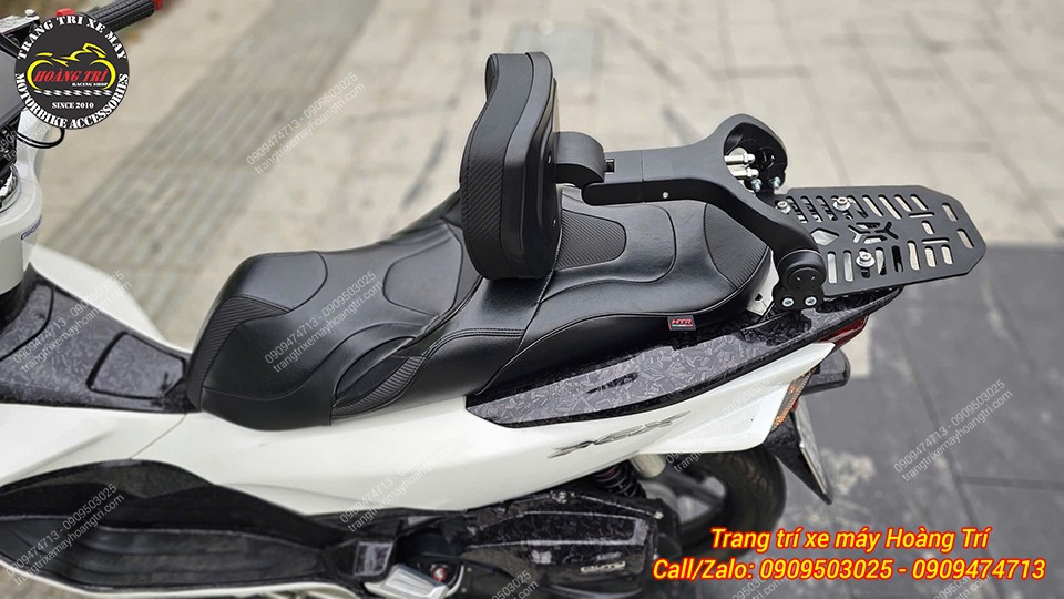 Tựa lưng có thể điều chỉnh được lắp sau yên xe PCX, tạo cảm giác thoải mái khi ngồi