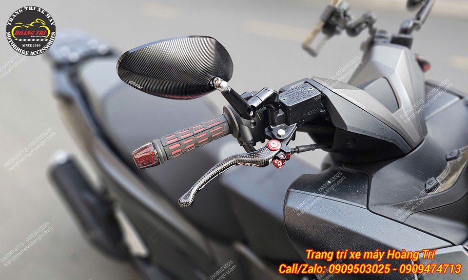 Cận cảnh tay lái PCX 160 với tay thắng CRG Carbon, bao tay Daytona, gù tay lái carbon và kính hậu carbon