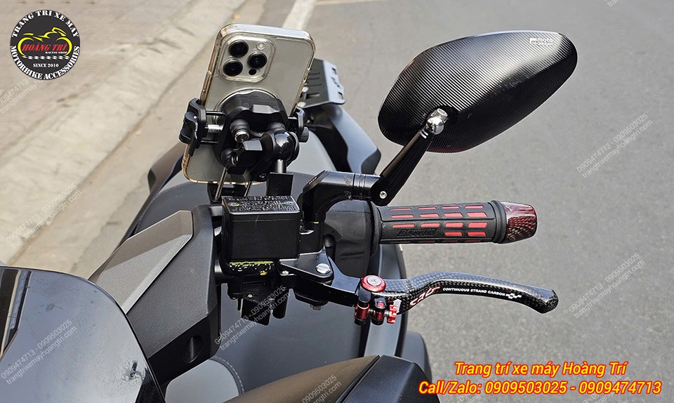 Cùm tay lái bên trái với nhiều phụ kiện kết hợp với nhau tạo vẻ ngoài thể thao