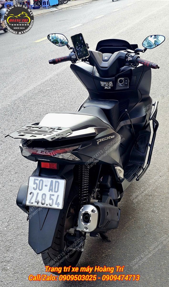 Toàn cảnh phía sau xe PCX 160 với đầy đủ phụ kiện giúp nâng tầm trải nghiệm khi lái xe
